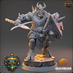 Peut inclure: Une miniature grise et détaillée d'un guerrier minotaure tenant une lance et un bouclier. Le minotaure porte une armure et un casque à cornes. La miniature est debout sur une base rocheuse.