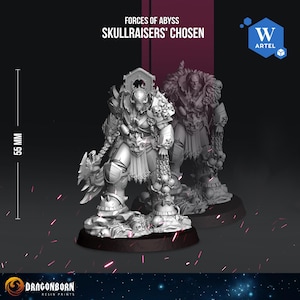 Può includere: Due miniature in resina grigia intitolate Forces of Abyss Skullraisers' Chosen. La figura in primo piano indossa un'armatura decorata con motivi a teschio e impugna una grande ascia. È visibile un indicatore di misura da 55 mm.