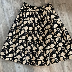 Falda floral plisada