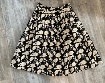 Falda floral plisada