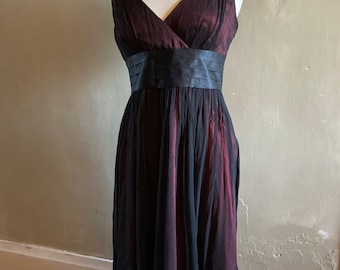Vestido con escote redondo en negro y rojo