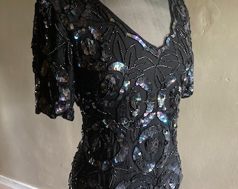 Blusa de seda con cuentas y lentejuelas de Lawrence Kazar
