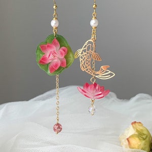 Seerosenblatt und Lotusblumen-Ohrringe, Seerosen-Lotus-Ohrringe, Lotus- und Fisch-Ohrringe, rosa Lotusblumen auf Lotusblatt