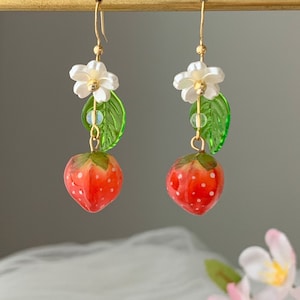 Pendientes de fresa - Hoja de flor de fresa - Pendientes de frutas - Lindos - Pendientes creativos - Regalo - Pendiente hecho a mano.