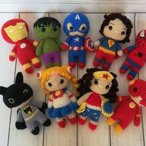 Può includere: Una collezione di personaggi di supereroi e anime all'uncinetto, tra cui Batman, Superman, Spiderman, Wonder Woman, Flash, Hulk, Iron Man e Captain America.