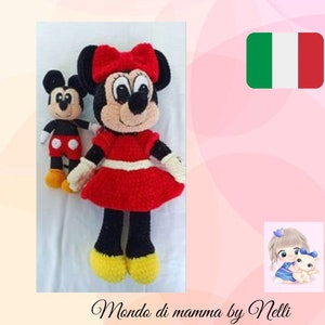 Può includere: Due peluche di Mickey Mouse e Minnie Mouse realizzati a uncinetto. Minnie Mouse indossa un vestito rosso con bordi bianchi e un fiocco rosso. Mickey Mouse indossa pantaloncini rossi con pois bianchi. I giocattoli sono fatti a mano e hanno un aspetto vintage.