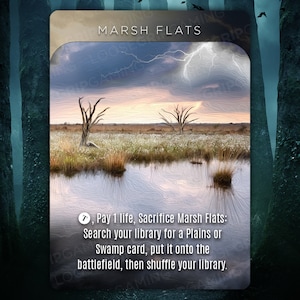 Puede incluir: Una carta de Magic: The Gathering que representa un paisaje pantanoso con un cielo tormentoso. La carta se titula "Marsh Flats" y tiene el siguiente texto: "Pagar 1 vida, sacrificar Marsh Flats: Busca en tu biblioteca una carta de Llanura o Pantano, ponla en el campo de batalla, luego baraja tu biblioteca."