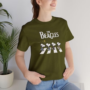 Abbey Road Snoopy Beagles Unisex T-shirt, Peanuts Woodstock Beatles Fan Tee, Hundälskare Gåva, Rolig Grafisk T-shirt