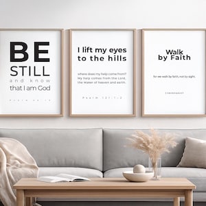 Könnte beinhalten: Drei gerahmte Kunstdrucke mit inspirierenden Zitaten. Der erste lautet „SEI STILL und wisse, dass ich Gott bin“. Der zweite sagt „Ich erhebe meine Augen zu den Hügeln“. Der dritte sagt „Gehe im Glauben“.