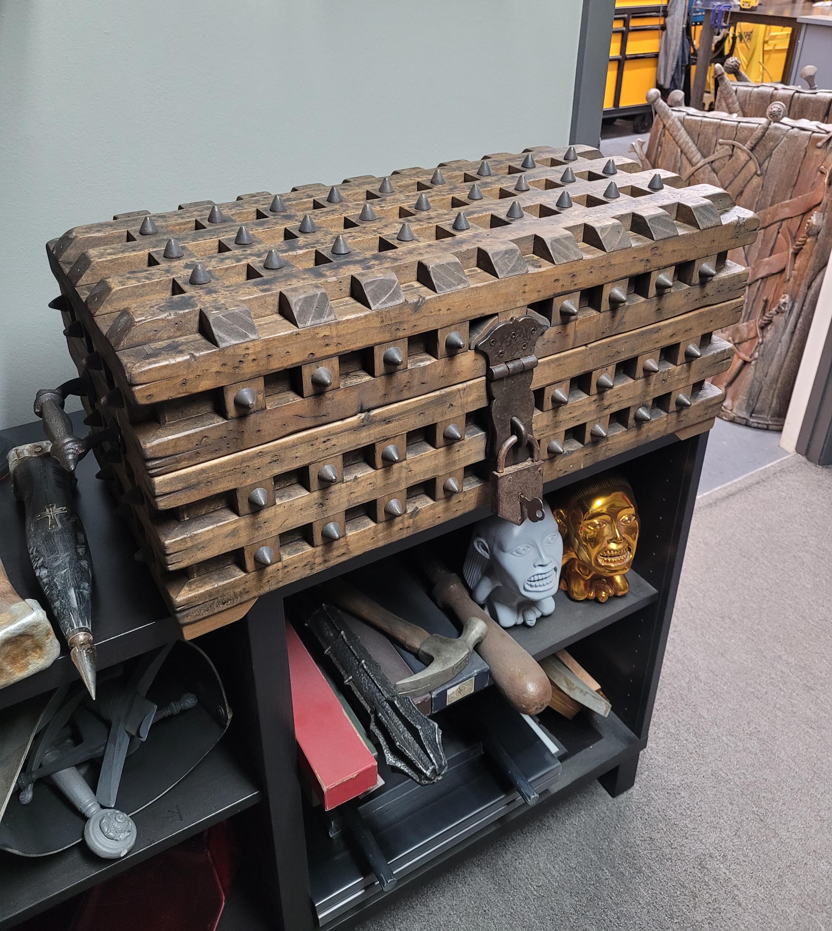 アンティーク木製チェスト入りヴァンパイアハンター殺害キット – 杭