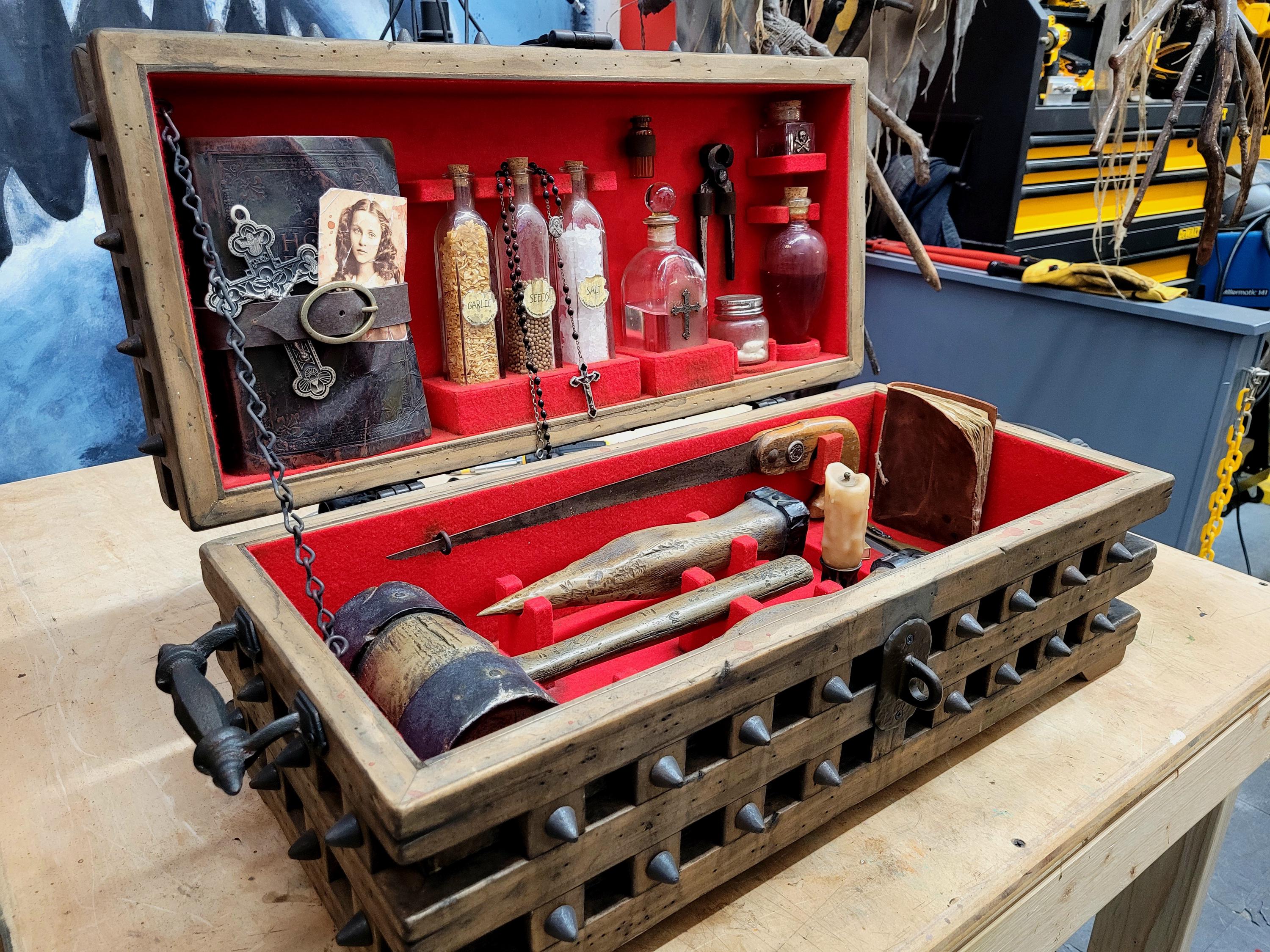 アンティーク木製チェスト入りヴァンパイアハンター殺害キット – 杭