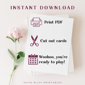 Puede incluir: Una tarjeta blanca con instrucciones para un juego imprimible, que incluye "Print PDF", "Cut out cards" y "Woohoo, you're ready to play!" El texto "INSTANT DOWNLOAD" est&aacute; en la parte superior, con una peon&iacute;a rosa y el texto "SUITE BLISS PRINTABLES" en la parte inferior.