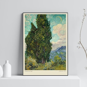 Può includere: Stampa artistica incorniciata di "Cipressi, 1889" di Vincent van Gogh. L'opera raffigura un alto cipresso verde sullo sfondo di un cielo blu vorticoso, nuvole e montagne. La stampa è esposta su una mensola bianca con vasi bianchi.