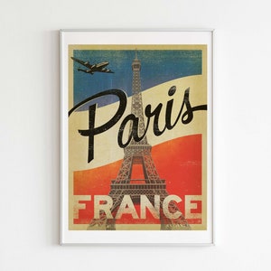 Op de afbeelding: Vintage reisposter met de Eiffeltoren in Parijs, Frankrijk. De poster heeft een rood-wit-blauw kleurenschema en bevat de tekst "Paris" en "France".