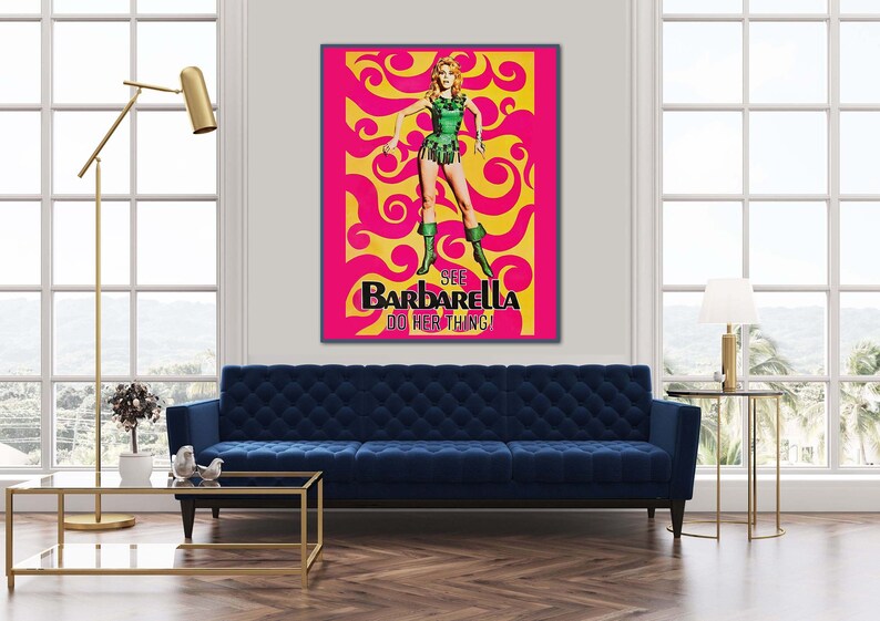 Puede incluir: Un p&oacute;ster de pel&iacute;cula vintage con fondo rosa y remolinos amarillos. Una mujer con un traje verde y botas se encuentra en el centro. El texto dice "See Barbarella Do Her Thing!"