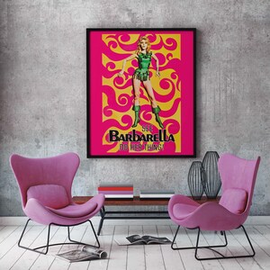 Puede incluir: Un p&oacute;ster de pel&iacute;cula vintage con fondo rosa y remolinos amarillos. Una mujer con un traje verde se encuentra en el centro del p&oacute;ster. El texto del p&oacute;ster dice "See Barbarella Do Her Thing!"