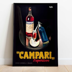 Puede incluir: Un cartel vintage que anuncia Campari, un aperitivo italiano. El cartel presenta una botella de Campari, un vaso de Campari y un sif&oacute;n de soda. El texto del cartel dice "Campari, l'aperitivo" y "Davide Campari & C. - Milano".