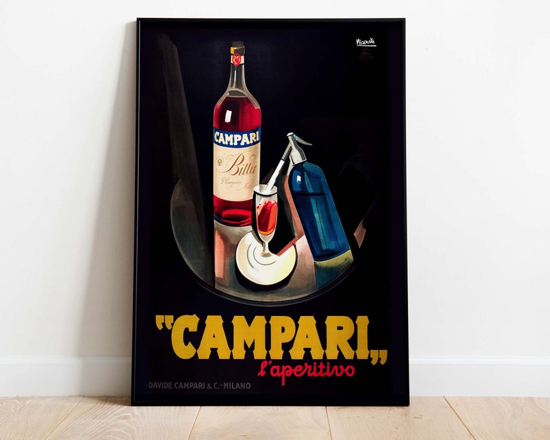 Puede incluir: Un cartel vintage que anuncia Campari, un aperitivo italiano. El cartel presenta una botella de Campari, un vaso de Campari y un sif&oacute;n de soda. El texto del cartel dice "Campari, l'aperitivo" y "Davide Campari & C. - Milano".