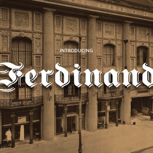 Puede incluir: Una fotografía vintage en blanco y negro de un edificio con la palabra "Ferdinand" en una fuente grande, blanca y estilizada sobre la entrada. El edificio tiene un estilo arquitectónico clásico con columnas y detalles ornamentados.
