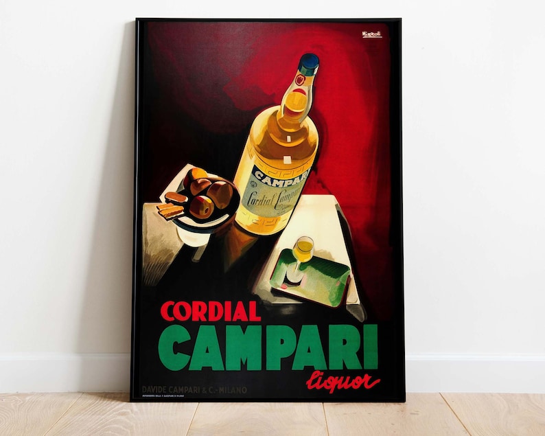 Puede incluir: Un cartel vintage que anuncia el licor Campari. El cartel presenta una botella de Campari, un vaso de Campari y aceitunas en un plato. El texto del cartel dice "Cordial Campari Liqueur" y "Davide Campari & C. - Milano".