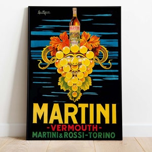 Puede incluir: Anuncio vintage de Martini & Rossi Vermouth con una botella de vermouth y un racimo de uvas estilizado con una cara. El texto dice "Martini - Vermouth - Martini & Rossi - Torino".