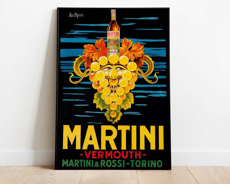 Puede incluir: Anuncio vintage de Martini & Rossi Vermouth con una botella de vermouth y un racimo de uvas estilizado con una cara. El texto dice "Martini - Vermouth - Martini & Rossi - Torino".