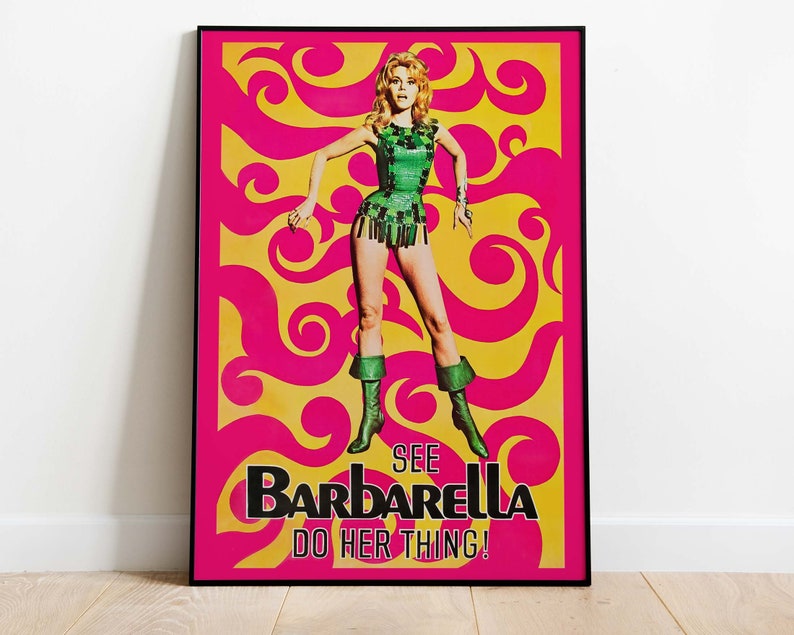 Puede incluir: Un p&oacute;ster de pel&iacute;cula vintage con fondo rosa y amarillo que presenta a una mujer con un traje verde y botas. El texto en el p&oacute;ster dice "See Barbarella Do Her Thing!"