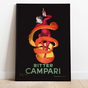 Puede incluir: P&oacute;ster vintage que anuncia Campari, un licor amargo. El p&oacute;ster presenta una ilustraci&oacute;n estilizada de una persona con un atuendo de lunares rojos y blancos de pie sobre una pila de c&aacute;scaras de naranja. El texto "Bitter Campari" est&aacute; impreso en verde y blanco.