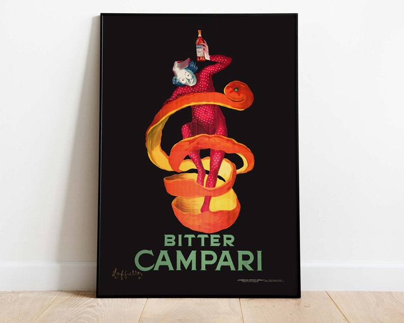Puede incluir: P&oacute;ster vintage que anuncia Campari, un licor amargo. El p&oacute;ster presenta una ilustraci&oacute;n estilizada de una persona con un atuendo de lunares rojos y blancos de pie sobre una pila de c&aacute;scaras de naranja. El texto "Bitter Campari" est&aacute; impreso en verde y blanco.
