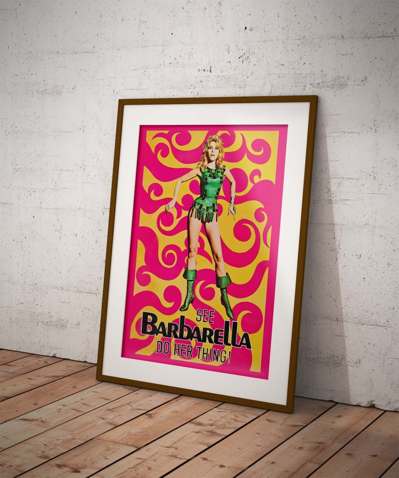 Puede incluir: Un p&oacute;ster de pel&iacute;cula vintage con fondo rosa y amarillo que presenta a una mujer con un traje verde y el texto "See Barbarella Do Her Thing!"