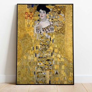 Puede incluir: Una pintura de una mujer con un vestido dorado con un patrón geométrico. La mujer lleva un sombrero negro y un collar de oro. El fondo es un diseño abstracto dorado y negro.