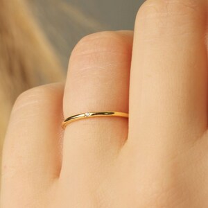 K&ouml;nnte beinhalten: Ein d&uuml;nner Goldring mit einem kleinen, klaren Stein in der Mitte.