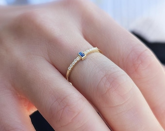 Anillo de oro de 14 k con zafiro baguette y delicado diamante (piedra de nacimiento de septiembre)