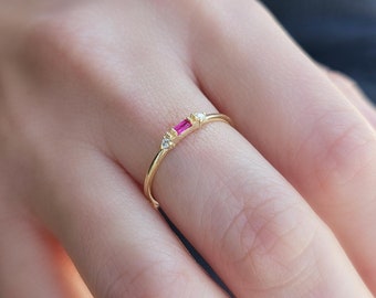 Anillo de oro de 14 quilates con rubí de talla baguette y diamante, piedra natal de julio en miniatura.