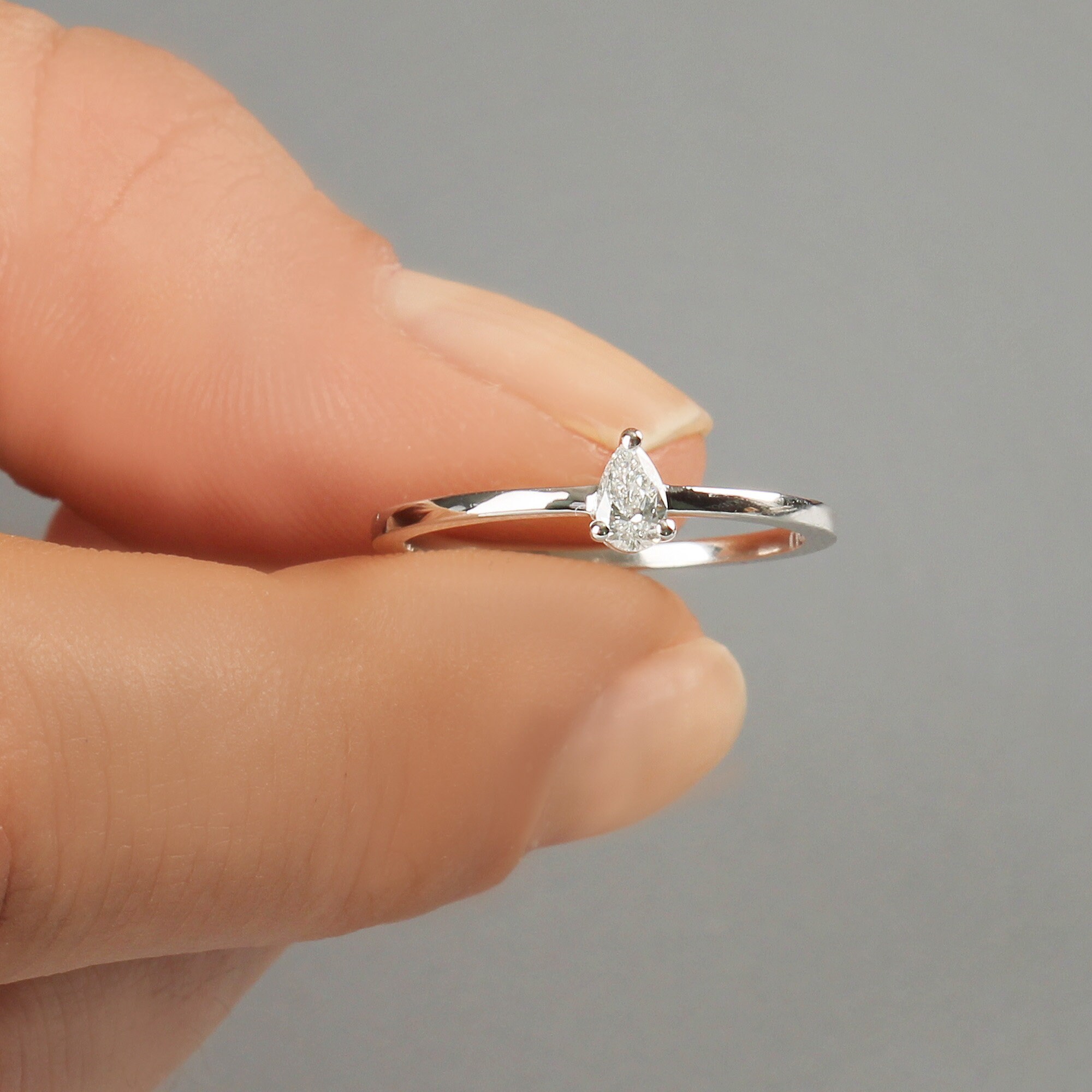 Anillo de compromiso de diamantes en forma de pera solitario | Etsy