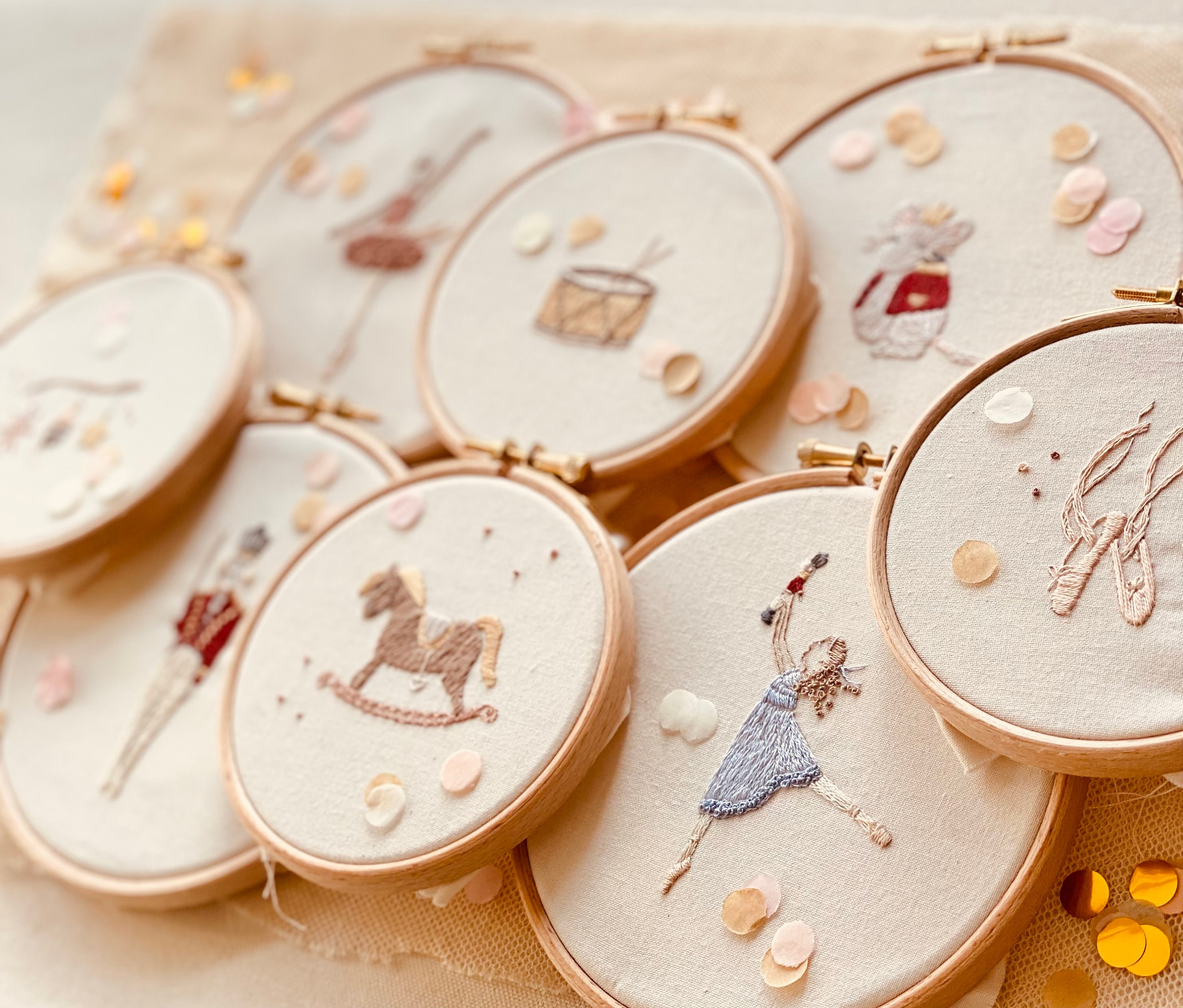 Scatola da ricamo natalizia Schiaccianoci: kit per decorazioni da balletto