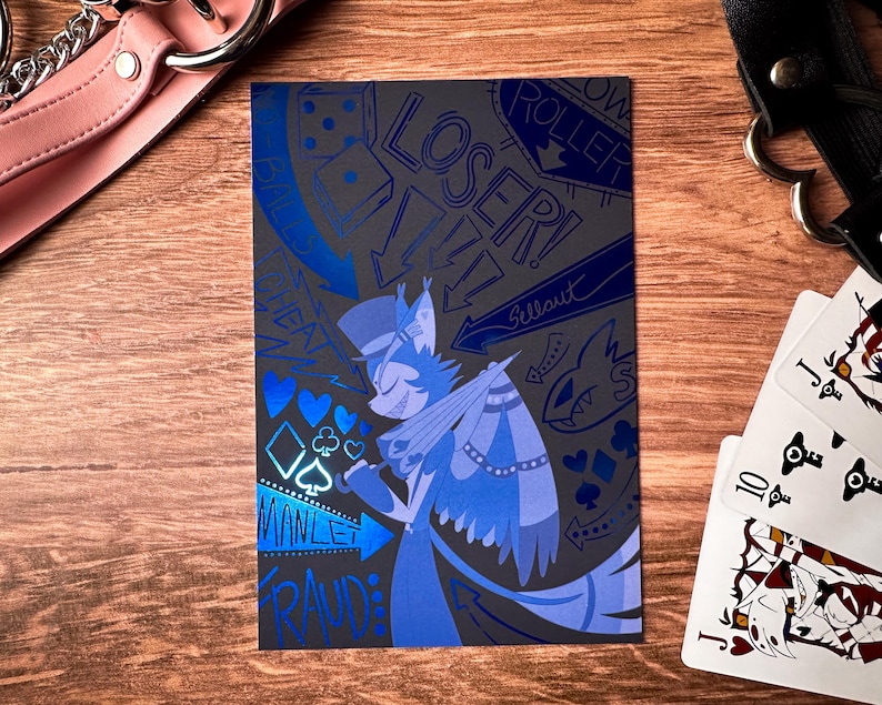 Pode incluir: Uma ilustra&ccedil;&atilde;o azul e preta de um personagem de desenho animado com um chap&eacute;u de cartola e asas. O personagem est&aacute; rodeado por s&iacute;mbolos de cartas de jogar e as palavras "Loser!" e "Manlet Fraud".