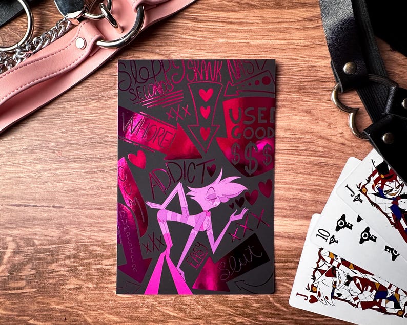 Pode incluir: Uma impress&atilde;o hologr&aacute;fica preta e rosa com um personagem de desenho animado em uma roupa rosa e branca. A impress&atilde;o apresenta as palavras "Slob", "Slut", "Addict", "Whore", "User Good" e "Baby".