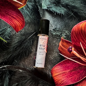 Sylus / Qin Che Love and Deepspace LaDS にインスパイアされたパフュームオイル | アビサルブロッサム | レザー、ザクロ、チョウセンアサガオの香り