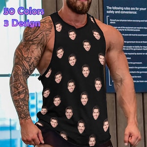 Puede incluir: Un tanque negro sin mangas con un patrón repetido de la cara de un hombre. El tanque está siendo usado por una persona con tatuajes en el brazo.