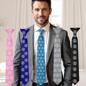 Op de afbeelding: Een selectie stropdassen in verschillende kleuren, waaronder roze, blauw, teal, grijs en zwart. Elke stropdas heeft een herhalend cirkelvormig logopatroon met de tekst "YOUR LOGO HERE" in het wit. De stropdassen worden getoond op een persoon die een grijs pak draagt.