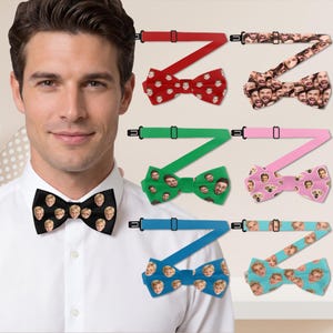 Può includere: Una collezione di papillon in vari colori, ognuno con un motivo ripetuto di volti. I papillon includono rosso, verde, rosa, blu e nero, con cinturini regolabili. I volti sono stampati sul tessuto del papillon.