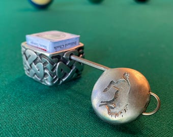 Cuedusters Kreidebecher Keltisches Schild Zinn Billard Kreidehalter mit Madenschraube und Schraubenschlüssel