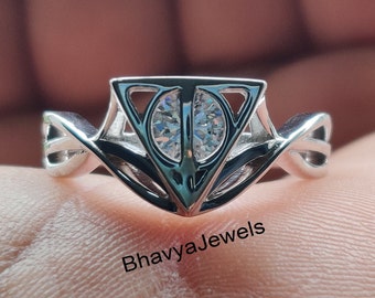 Anillo de compromiso de moissanita: Geeky Snitch, Reliquias de la