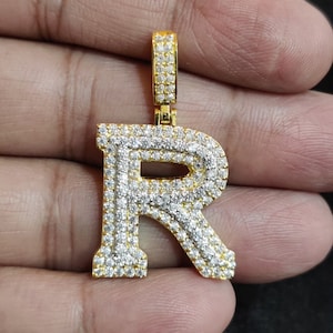 Colgante con dije de letra inicial "R" con acabado en oro amarillo, colgante de diamante de moissanita redondo de 1,75 ct, colgante con inicial, colgante de regalo unisex con letra