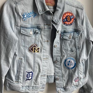 Puede incluir: Un juego de tres tazas de cerámica con un acabado moteado y mate. Las tazas son en tonos crema, gris claro y gris oscuro. Cada taza tiene un diseño simple y minimalista, ideal para café o té.