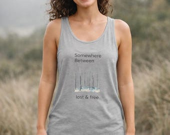 Camiseta sin mangas "En algún lugar entre perdido y libre" / diseño de texto minimalista de bosque