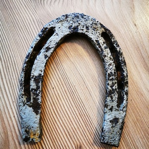 Herradura antigua, Reliquia original Vintage Herradura de hierro forjada a mano del siglo XVII, Decoración primitiva, Herradura oxidada, Herradura de la suerte