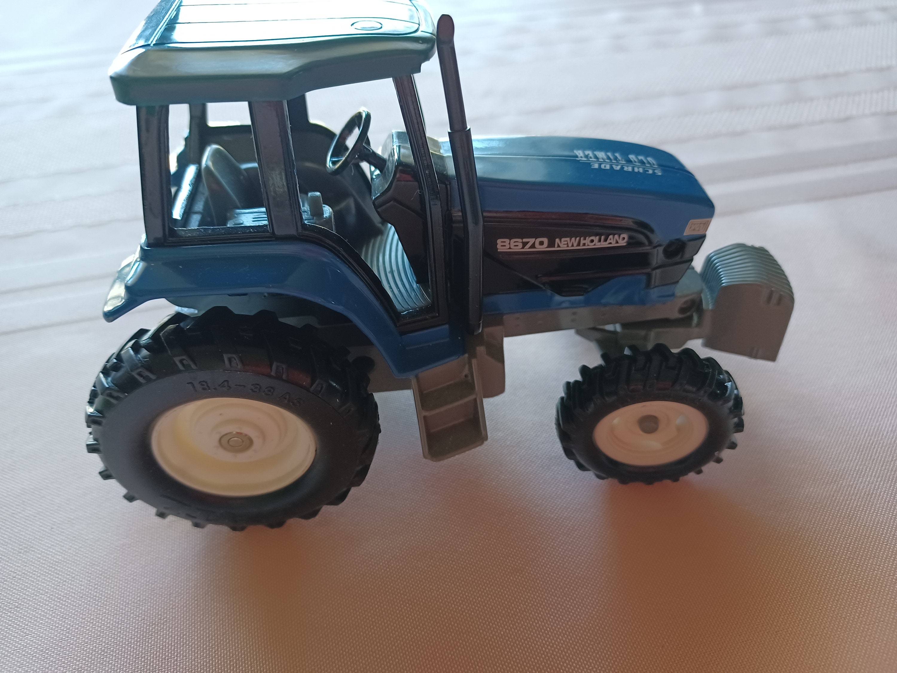 Ford New Holland 8670ミニチュアトラクター スケール1/32 New Holland