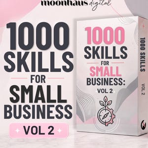 Può includere: Una scatola di prodotto digitale etichettata 1000 SKILLS FOR SMALL BUSINESS: VOL 2, con una combinazione di colori rosa e bianco e un'icona a forma di bussola. Il testo 1000 SKILLS FOR SMALL BUSINESS VOL 2 è in grandi lettere nere e rosa sul lato.
